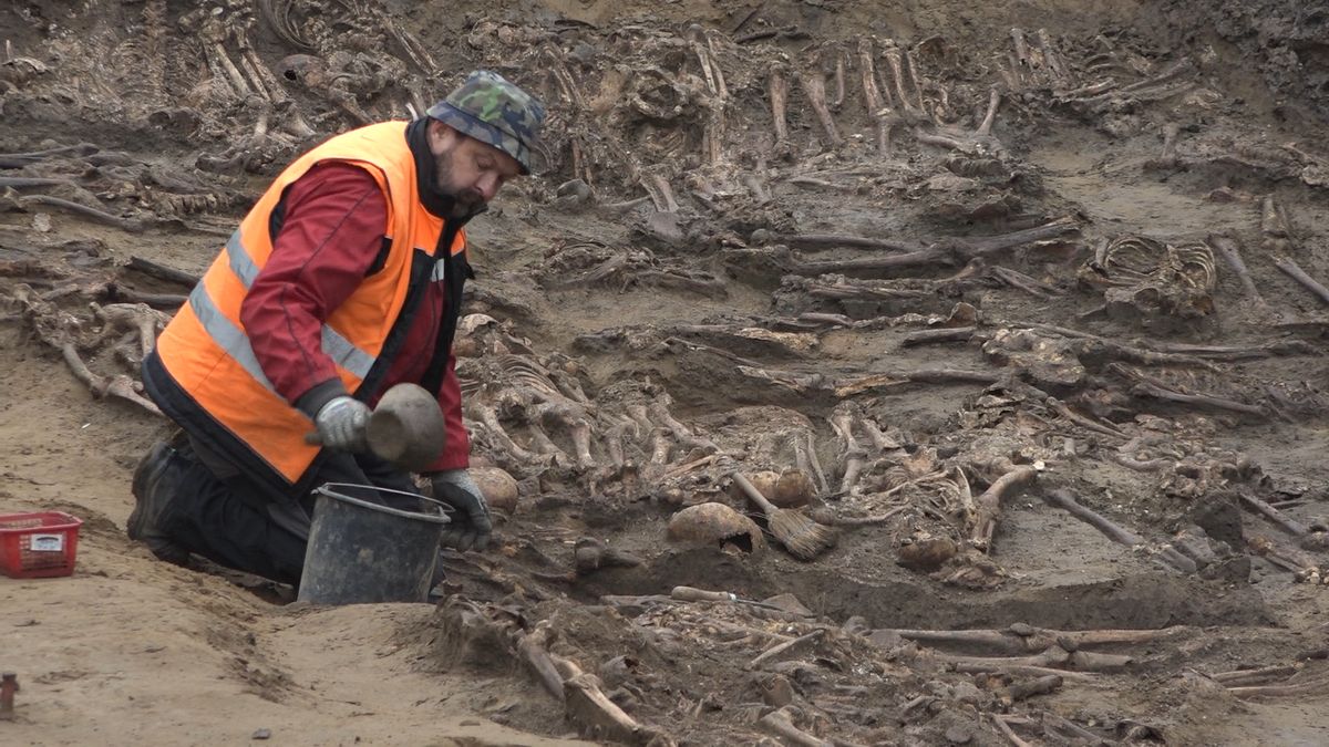 Archeologové našli v hromadných hrobech v pražském Karlíně kosti stovek vojáků